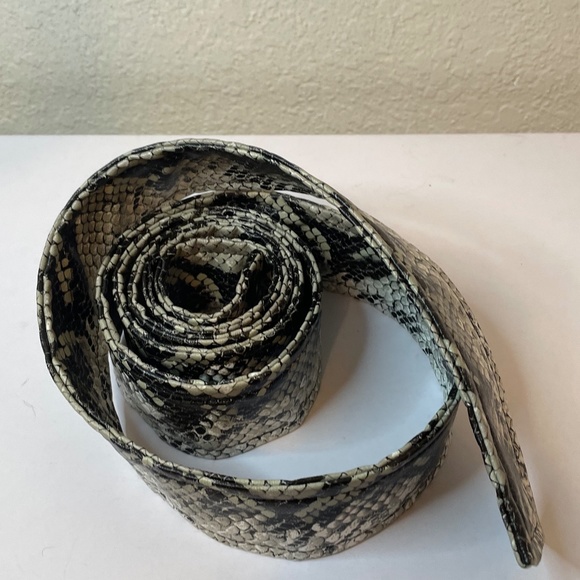 Super chic vegan leather snakeskin embossed black cream gray wrap belt! 🐍 - Picture 6 of 9
